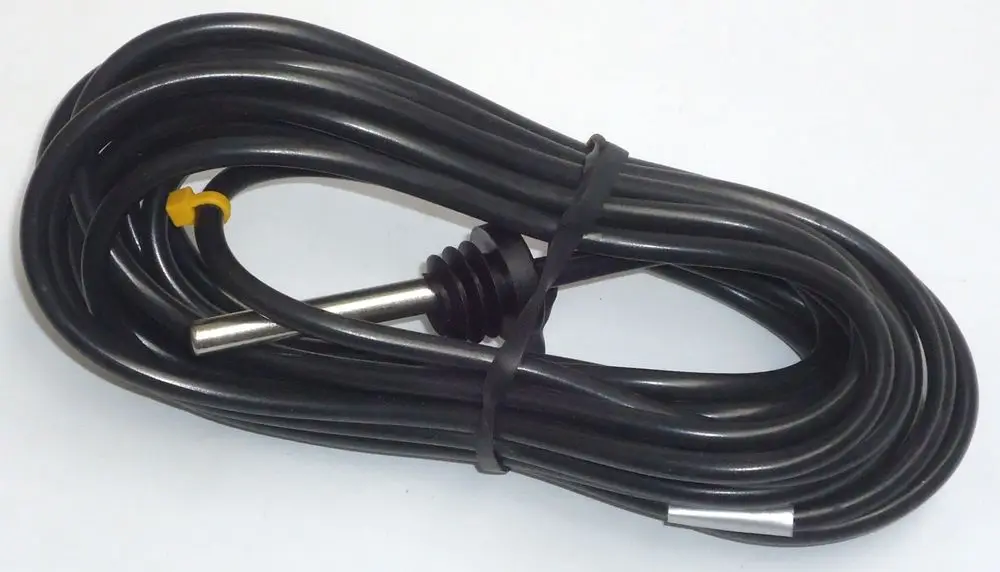 Daikin Speicherfühler mit einem langen, flexiblen Kabel und einem Metallfühler am Ende, zur Temperaturmessung geeignet. Klar erkennbare schwarze Ummantelung.